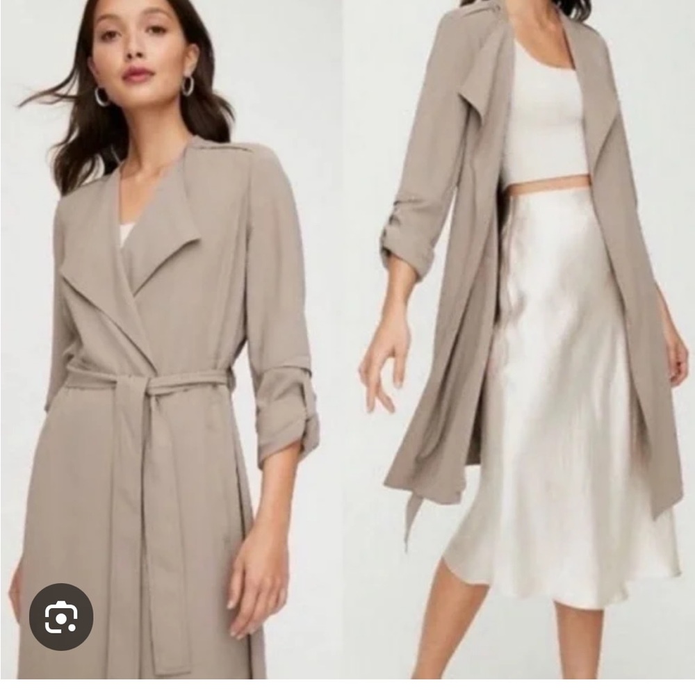 Aritzia Babaton Quincy flowy trench